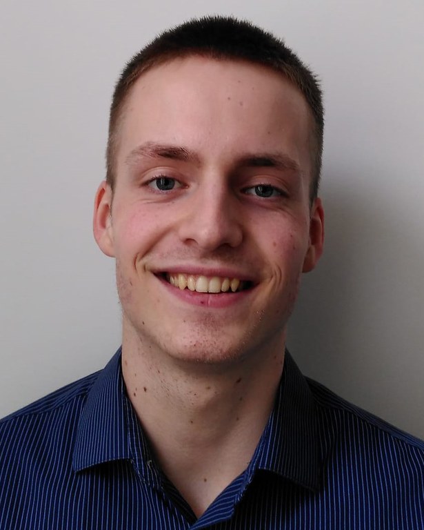 Passfoto Tim Hartung-Zuschnitt-4-5.jpg