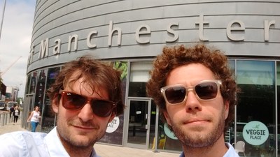 Paul Neetzow und Achim Hagen während der Konferenz-Recherche.