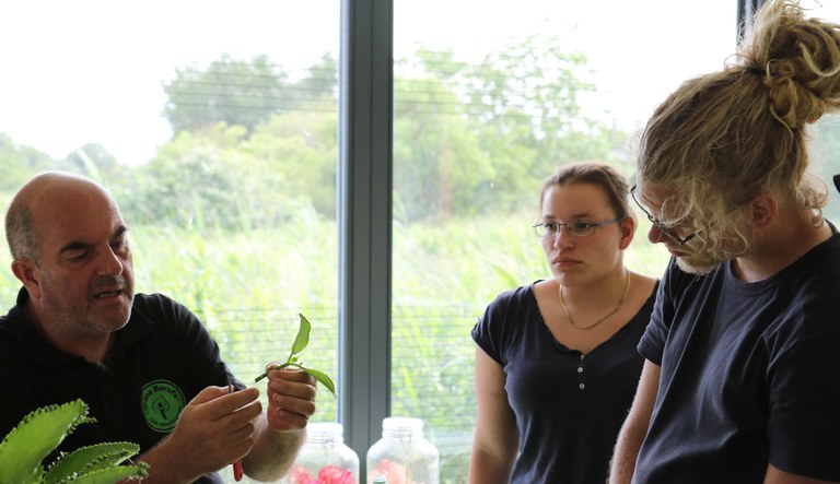 Dr Obermaier mit Studenten.jpg