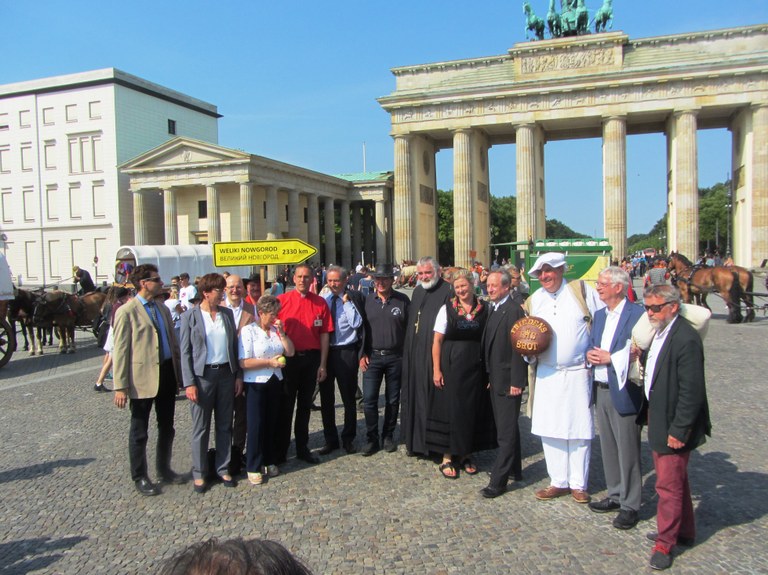 Titanen bringen Friedensroggen nach Nowgorod – feierliche Segnung am Brandenburger Tor Titanen bringen Friedensroggen nach Nowgorod – feierliche Segnung am Brandenburger Tor